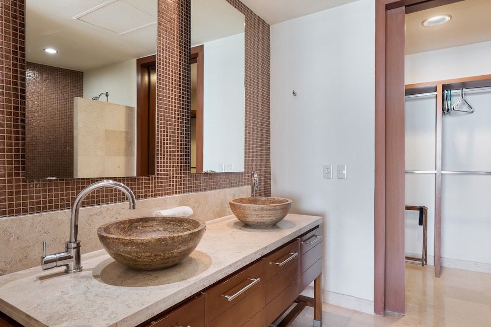 Encanto Living 1103 -3BR by Kivoya