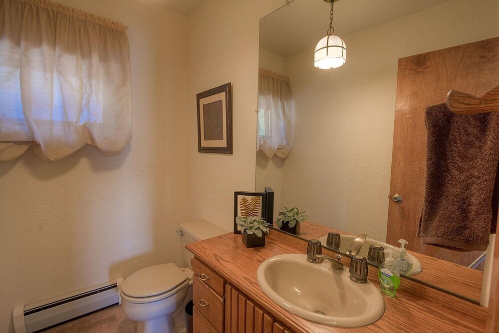 Lake View Glen 4 Bedroom Home by RedAwning - Property Image 35