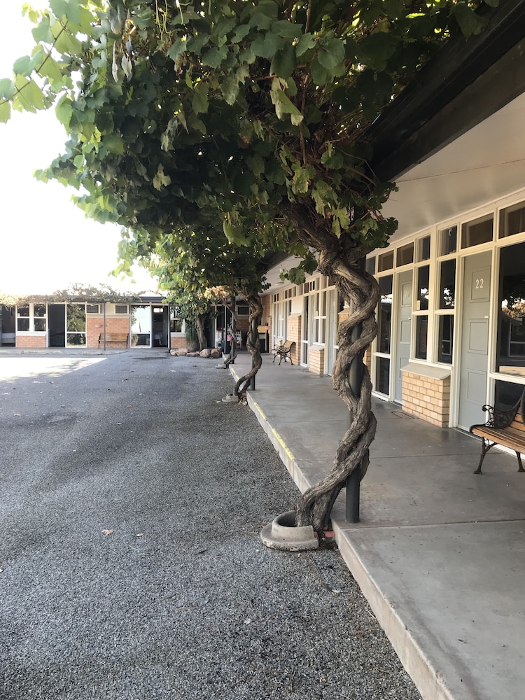 Travelway Motel