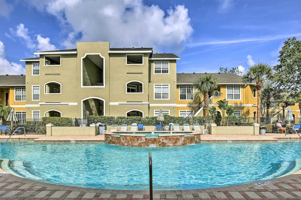 4 Mi to Clearwater Beach: Apt w/ Community Pool!