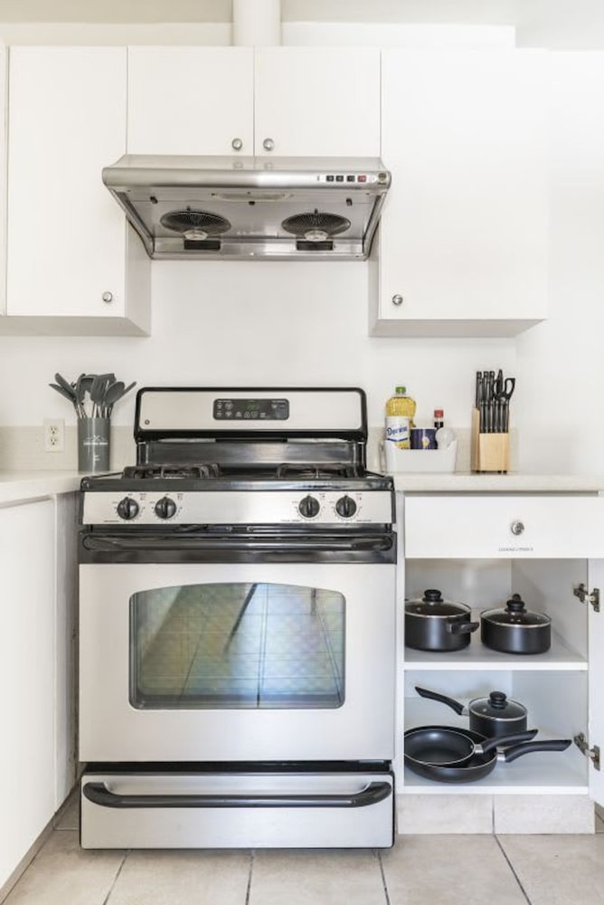 Charming Spacious Home - Modern Comforts Prime Location