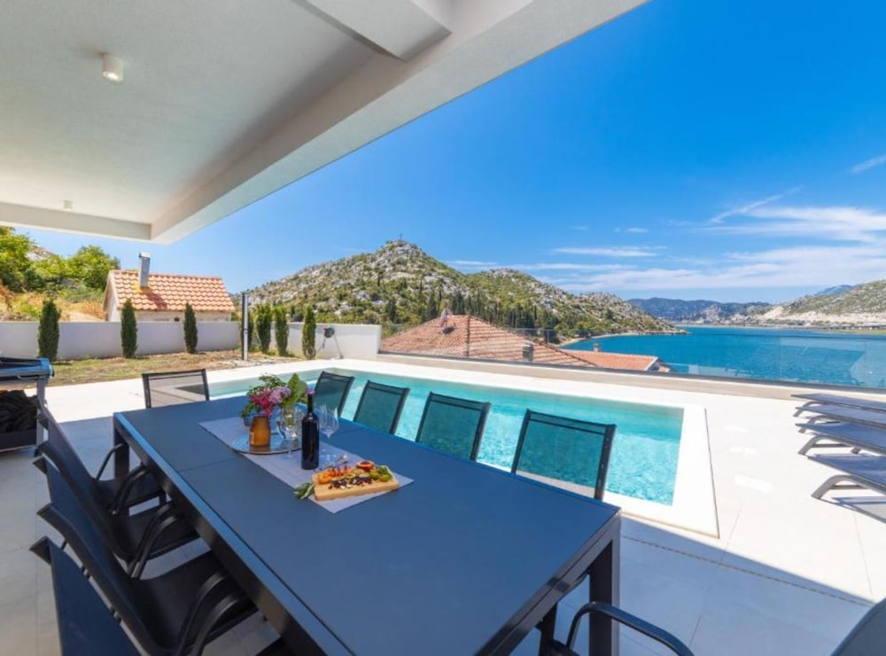 Luxury Villa Navis