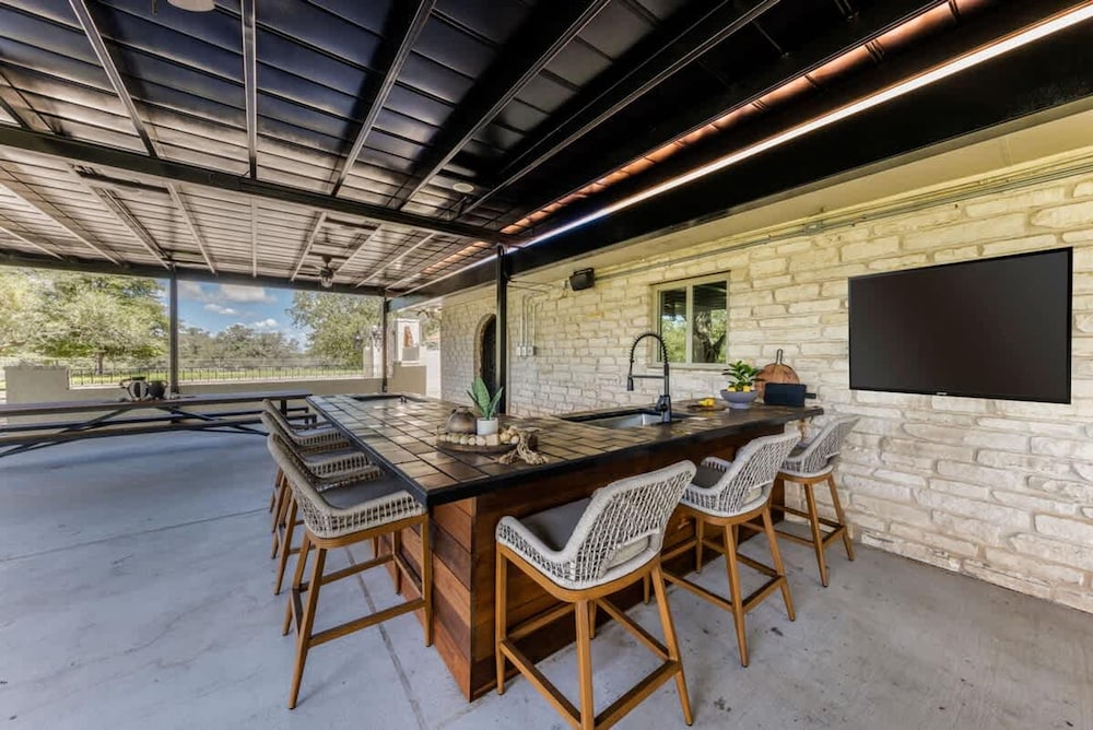 Spacious 90-acre Ranch Ideal for Families Reunions Events Sleeps 13 San Marcos River Access