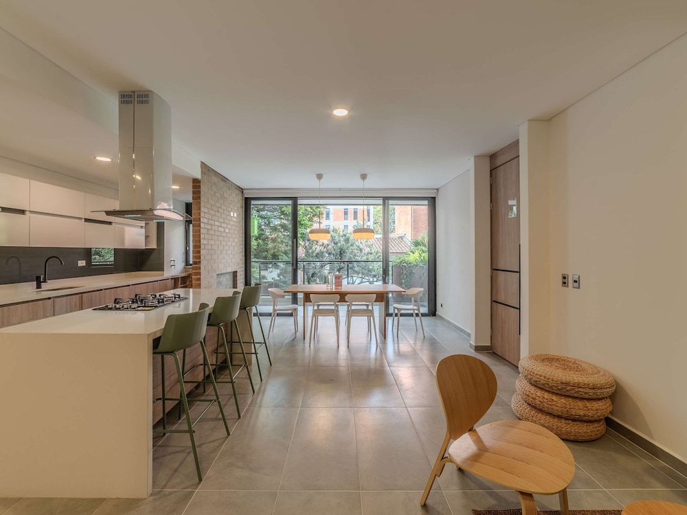 w Spacious 3BR w Outdoor Dining Terrace in Laureles