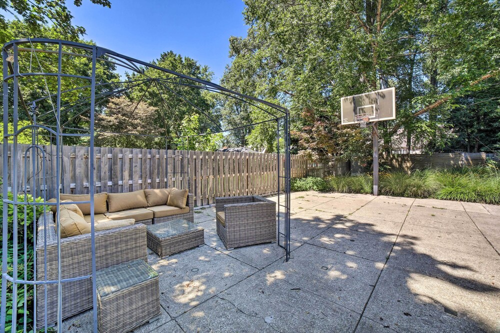 Luxury South Bend Home ~ 1 Mi to Notre Dame! view 5