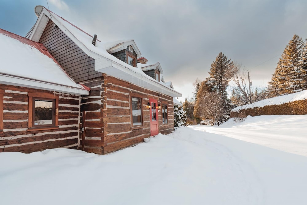 Manoir du Canard - 1800s Authentic Quebecois log Home With Modern Amenities