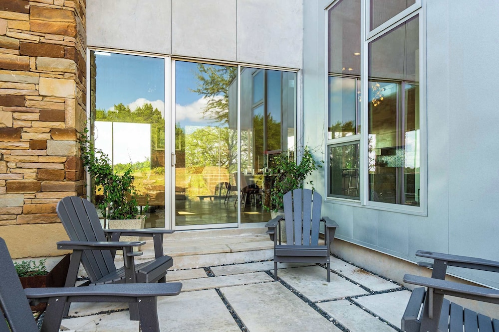 Luxury 4BR Hilltop Retreat Hot Tub & Scenic Views