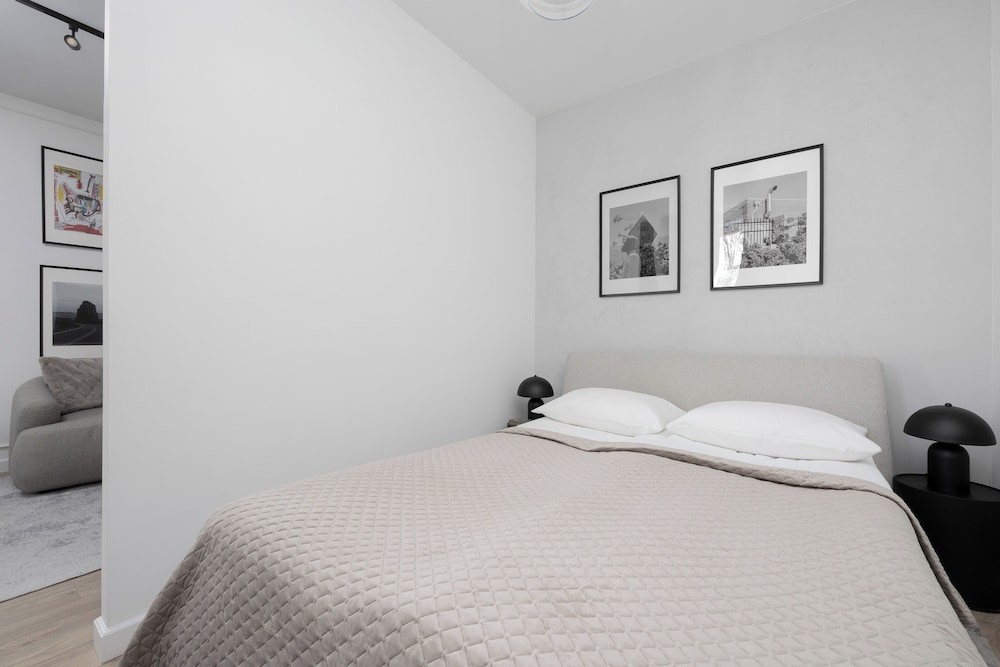 Warsaw Jaktorowska Apartment by Renters