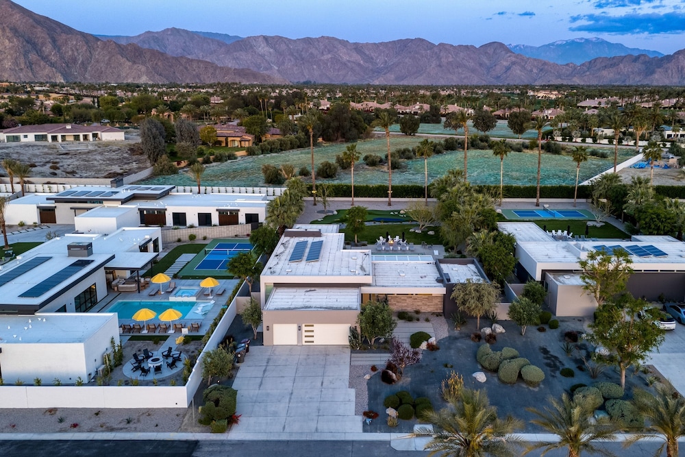 Polo Villa 1 by Avantstay Features Expansive Putting Green Pool Spa Outdoor Firepit 260-322 5 Bedrooms