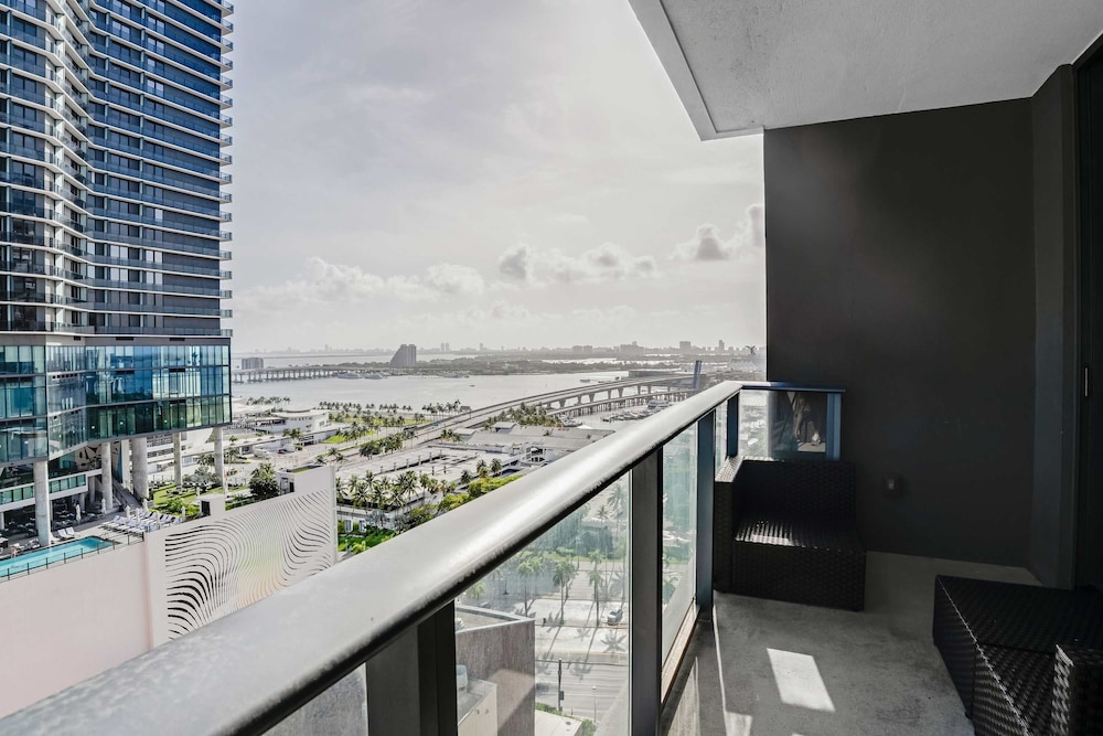 CBD Luxepad 2b2b With City Bay Views Gym Lounge