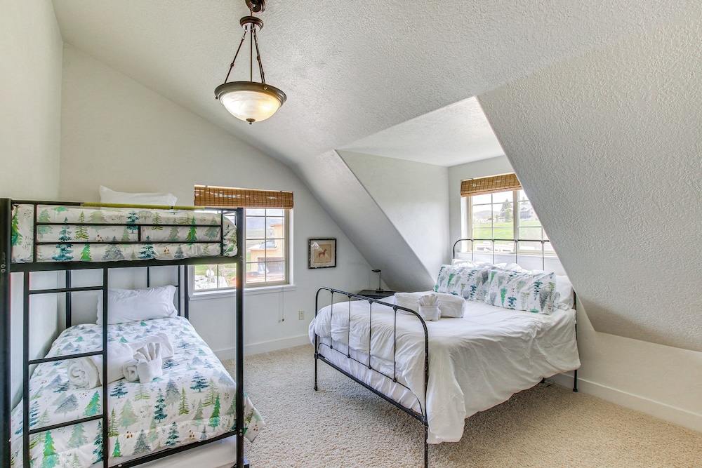 Massive Cabin w/ Game Room, 1 Mi to Bear Lake view 4