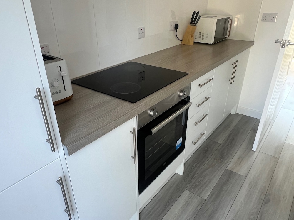 3 Bedroom House - Sleeps 6 & Free Parking