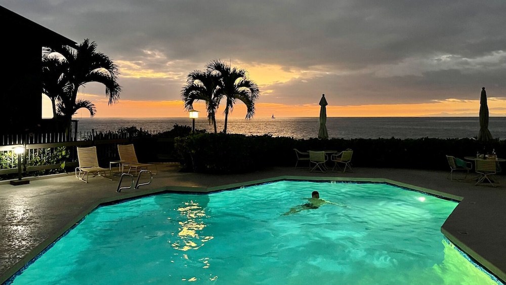 Sophisticated Oceanfront Retreat - Air-conditioned - Walk to Beach - Vrkcv
