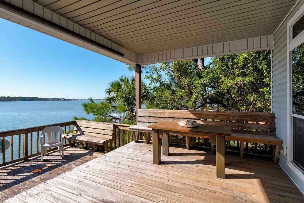 Peaceful Porches - 519 Buchanon 3 Bedroom Home by RedAwning view 5
