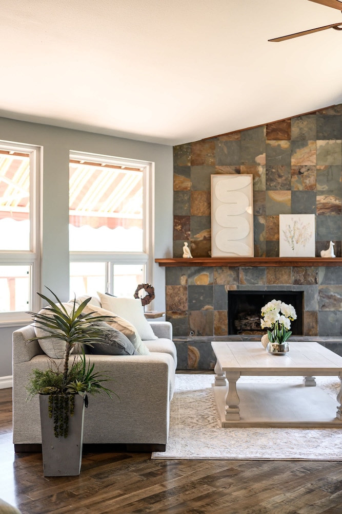 Mountain View Family Retreat w Game Room Scenic Decks