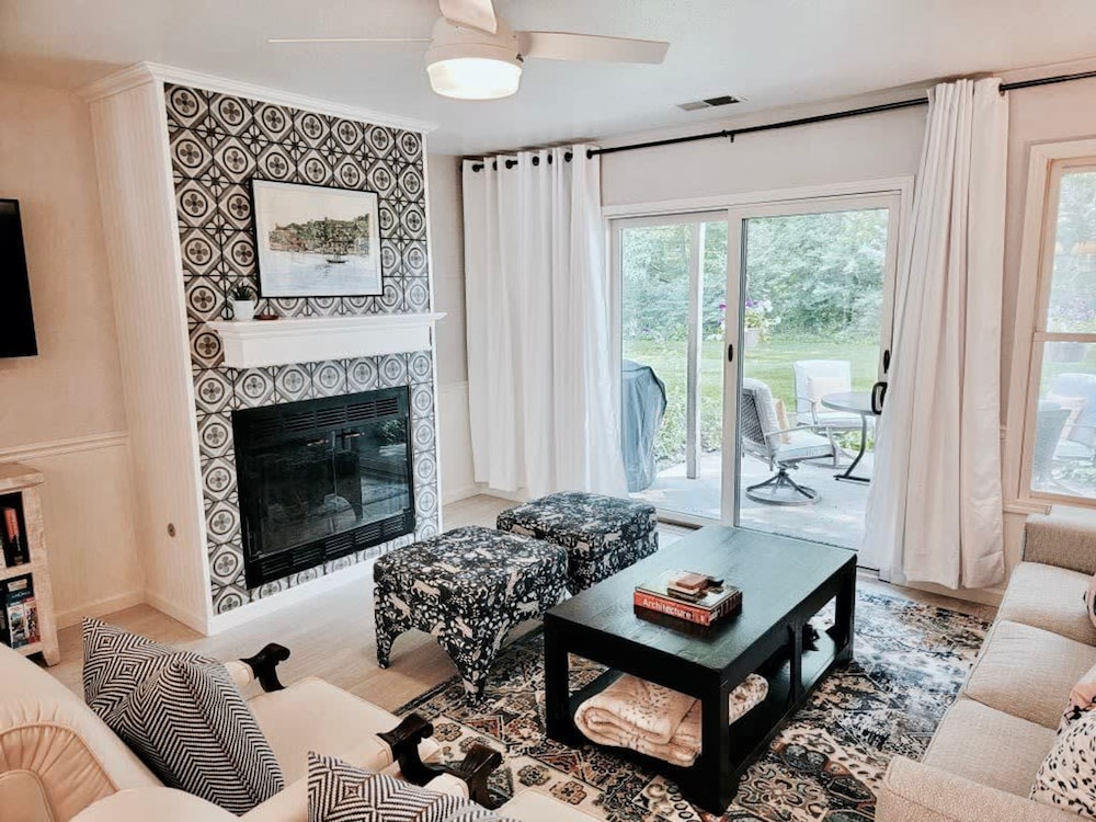 Charming Bayview - Downtown Condo With Pool