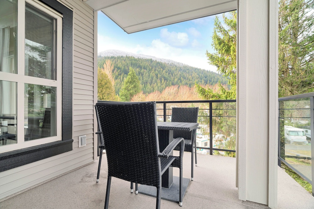 Harmony Haven 2BR Lakefront Suite