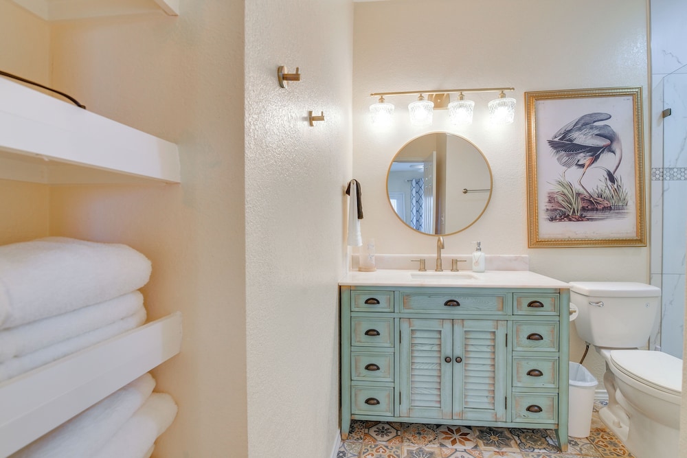 Great Location! Quiet Galveston Gem 1 Mi to Shore