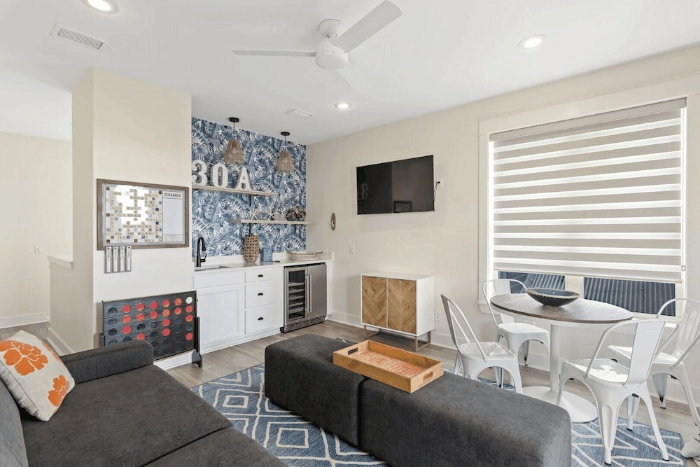 Good Day Sunshine by Avantstay Sleeps 16, Pool + Private Beach Access