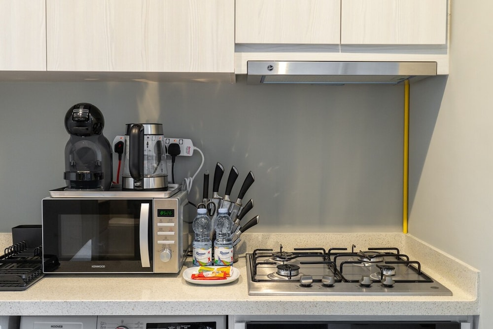 Stylish 1-bedroom Apartment With Stunning Canal Views at Business Bay