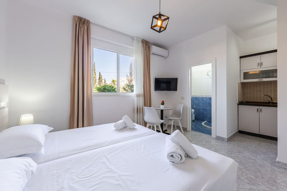 Stylish Studio With Scenic Gardens Golem