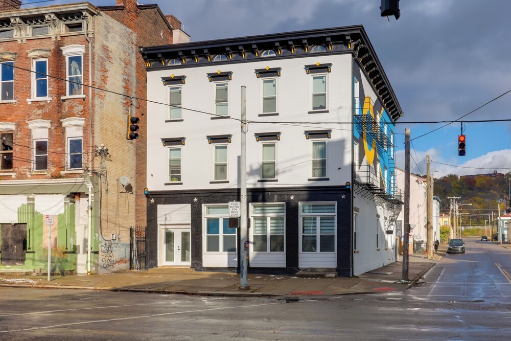 1 Mi to University of Cincinnati: 3rd-floor Condo!