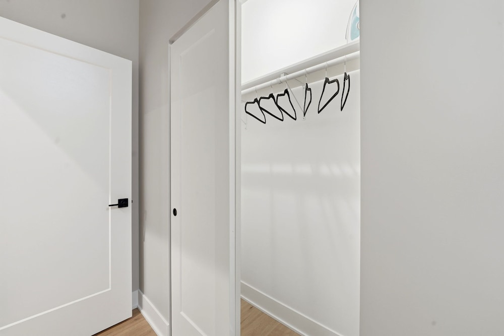 Comfy Condo - Gym Free Parking Modern Amenities