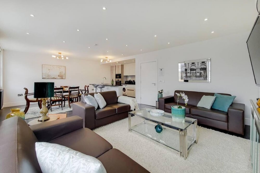 Lovely 2 Bedroom Apartment w AC off Baker Street