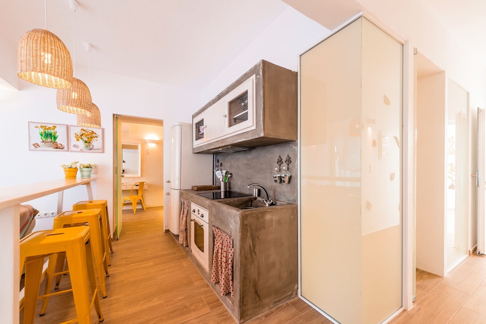 Kouros Home Hotel