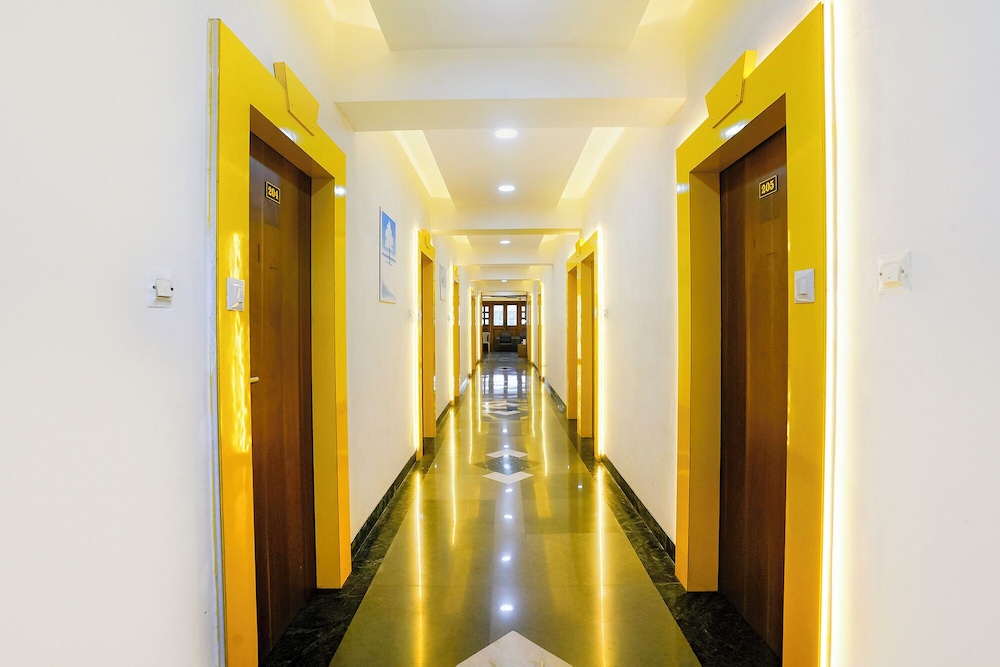 Fabhotel Sheen Residences