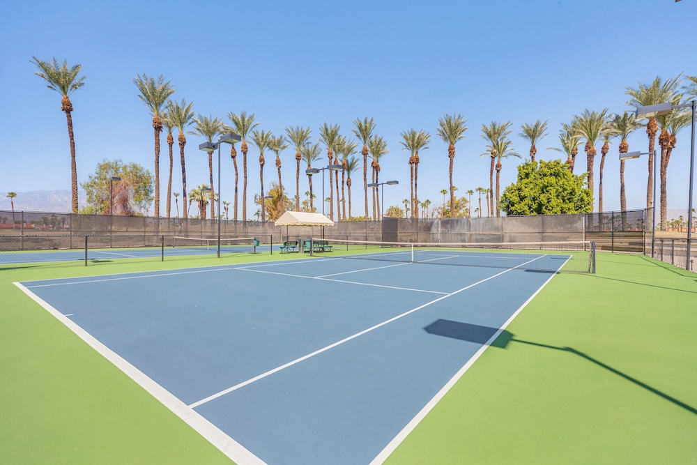 In Golf Course Community: Palm Desert Escape!