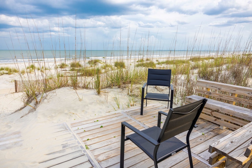 Luxury, Stunning 6 Bedroom Home with Saltwater Pool on the Beach