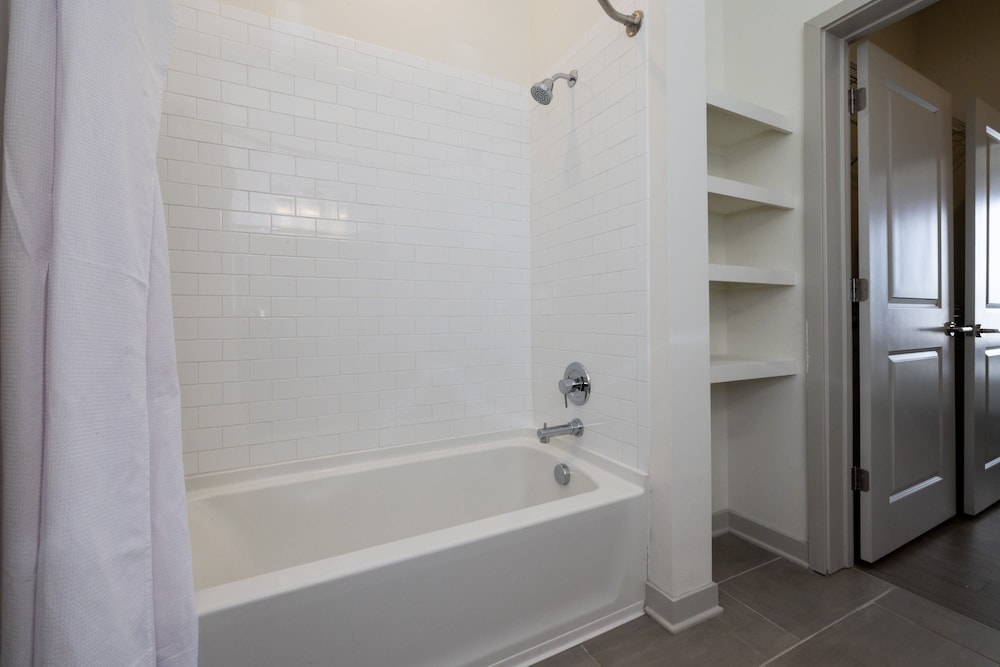 Louisville Vacations - TWO Stunning Nulu CozySuites - Property Image 11