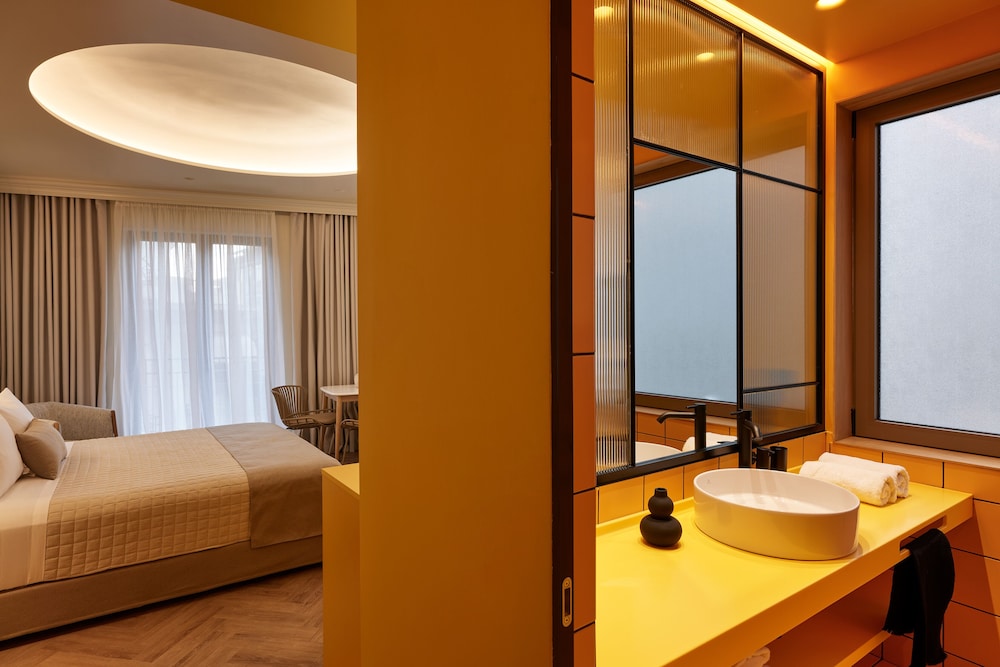 Dwell - Elegant City Stay