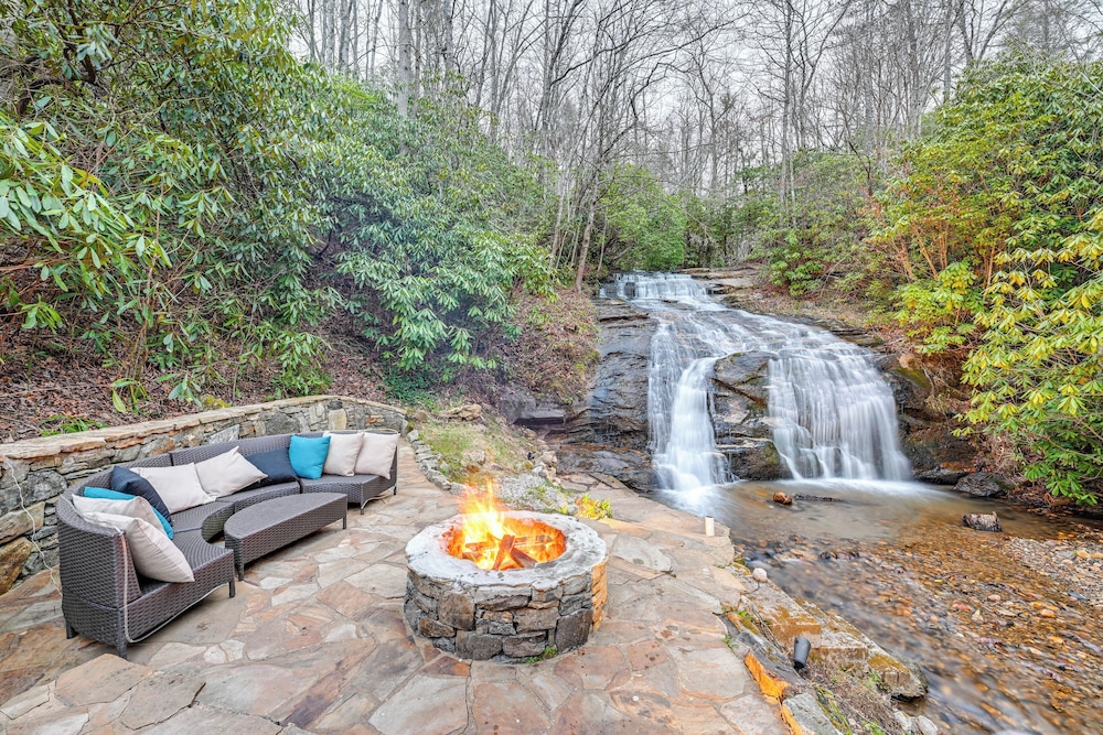 Winter Wonderland Cabin w/ Creek & Game Room