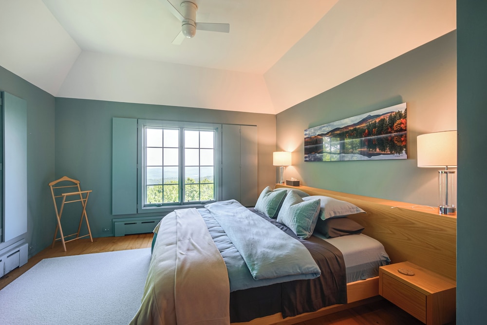 Group-friendly Newbury Stunner: Home Gym, Hot Tub!