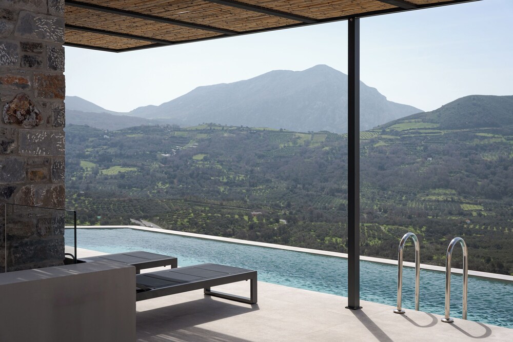 Neromai Cave Luxury Villas