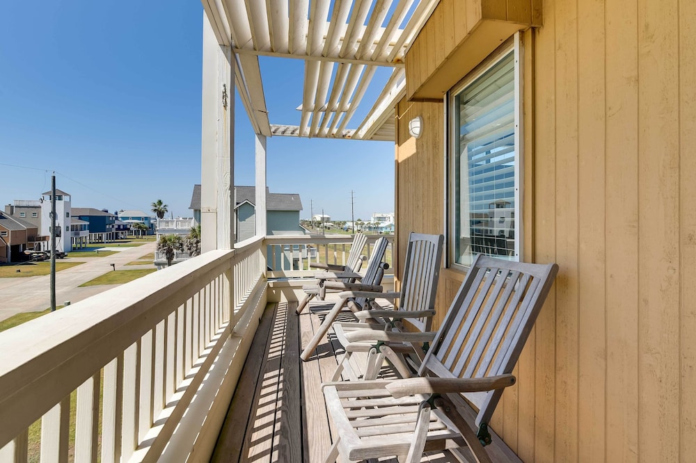 Pet-friendly Galveston Home w/ Wraparound Deck