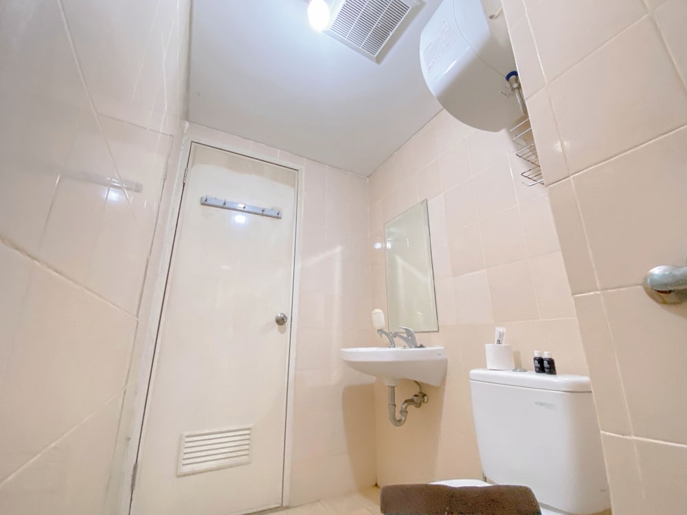 Modern 2Br Apartment Without Living Room At Parahyangan Residence