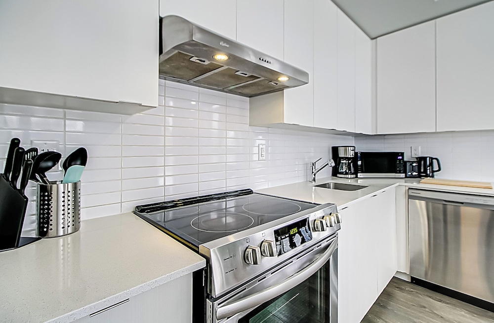 Modern 3BR Retreat Near Yorkdale Mall