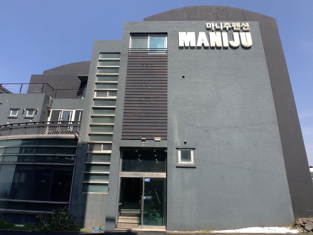 Maniju Pension