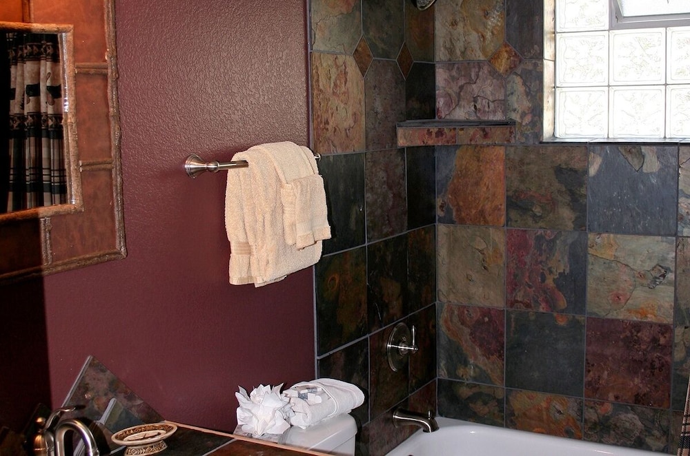 Rocky Mountain Retreat 2 Three Bedroom Cabin with Beautiful Views and Personal Hot Tub. 3 Cabin view 5