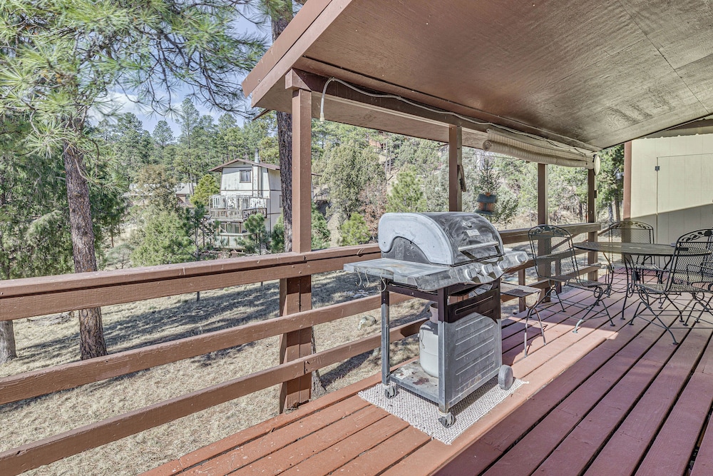 1 Mi to Downtown Ruidoso: Peaceful Forested Cabin!