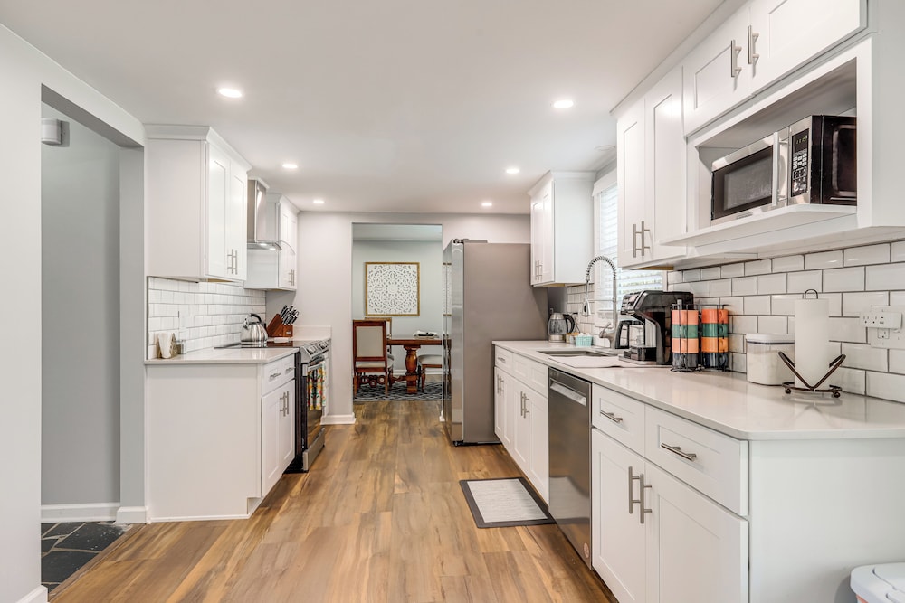 10 Mi to Downtown Macon: Family Home w/ Patio!