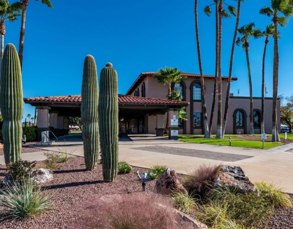 Hotel Voyager Resort Inn - Image 1