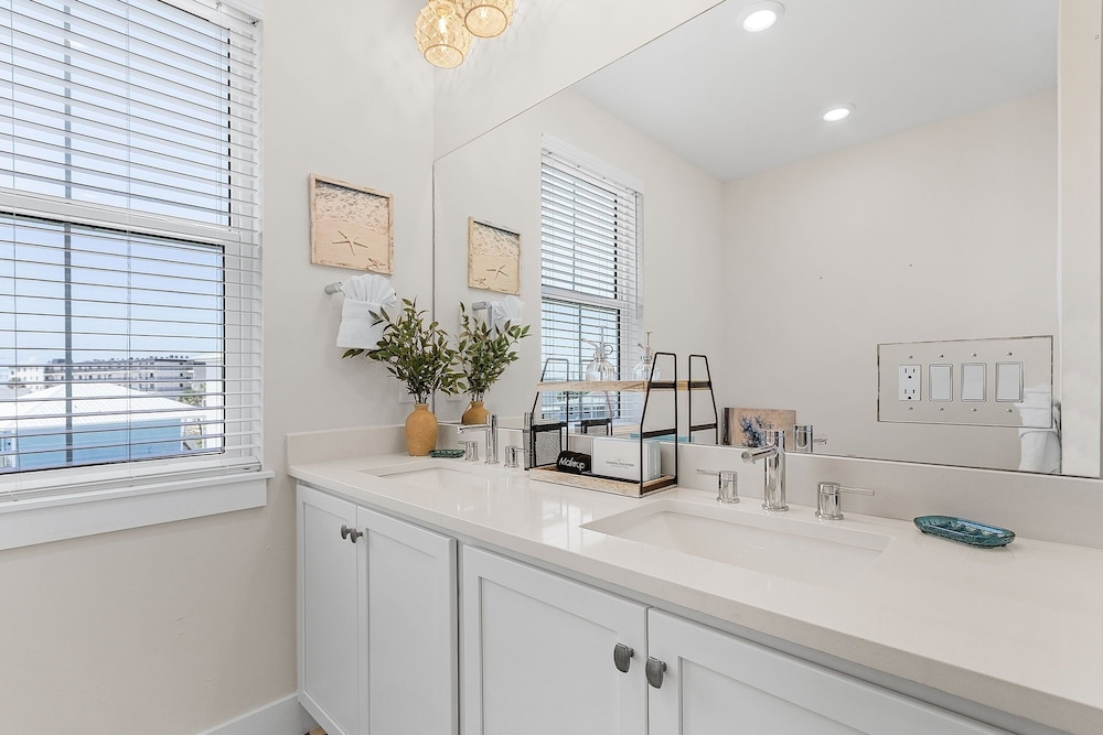 209 Seabreeze Escape: NEW Spacious 5-Bedroom Pool Home 5 Home