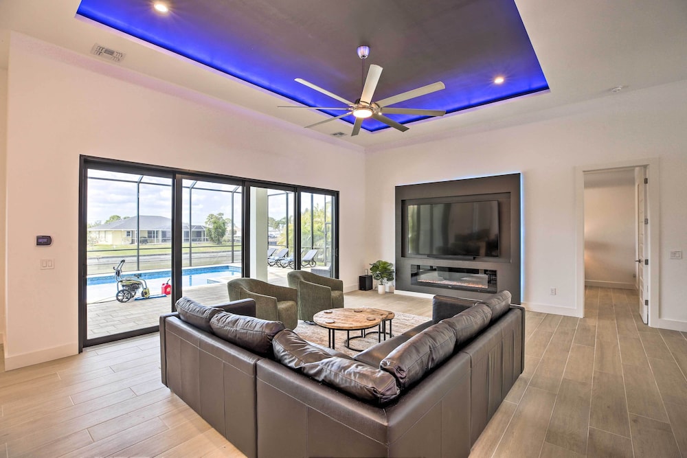 Private Pool: Canalfront Home in Cape Coral