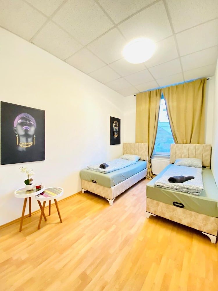 Rooms in Cozy 4BR Shared Apt Central