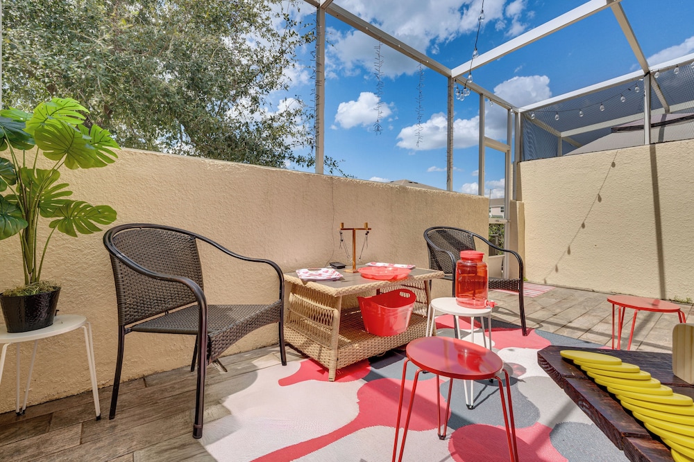 10 Mi to Disney World: Townhome w/ Community Pool!
