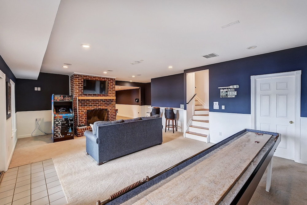 Lucky s Lake House by Avantstay Private Lake Bar
